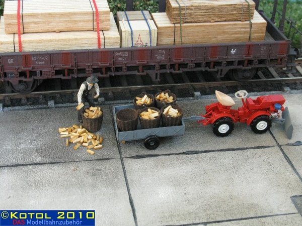 Kohlenkorb mit Holzscheiten